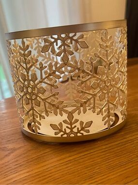 Bath & Body Works Sparkly Snowflake Holiday 3-Wick Candle Holder Discontinued